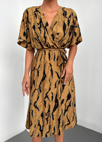 Бежева кежуал сукня на запах SHEIN з абстрактним візерунком