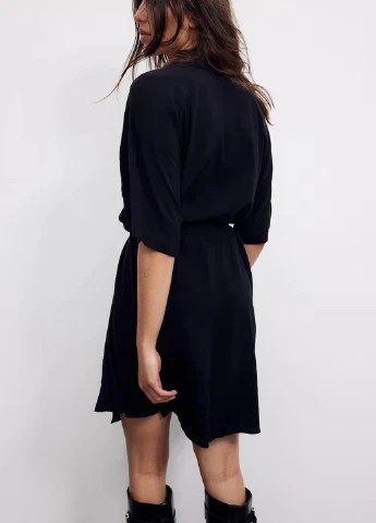 Черное платье H&M однотонное