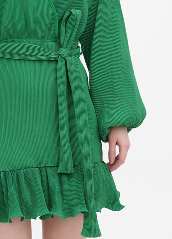 Зеленое коктейльное платье на запах, плиссированное PrettyLittleThing однотонное