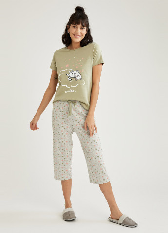 Оливковый демисезонный комплект(футболка, брюки) DeFacto