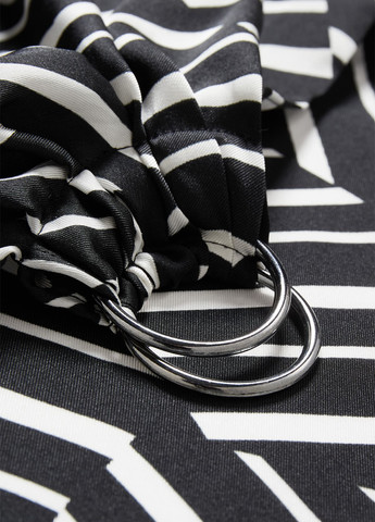 Черно-белое кэжуал платье на запах C&A с абстрактным узором