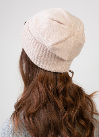 Теплая зимняя шерстяная женская шапка с отворотом на флисовой подкладке 550400 DeMari 77 Ненси бини однотонная бежевая кэжуал шерсть