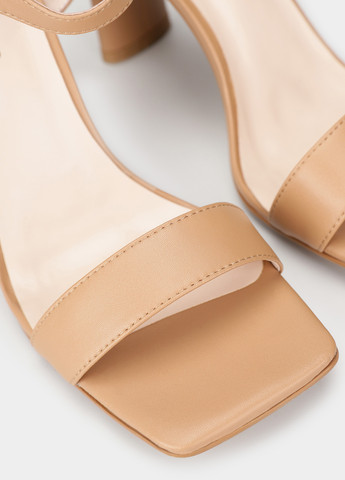 Светло-коричневые босоножки Braska с ремешком