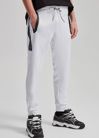 Белые кэжуал демисезонные зауженные брюки Pull & Bear