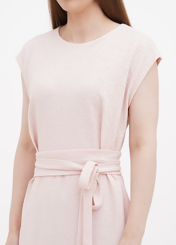 Светло-розовое кэжуал платье футляр Laura Bettini однотонное