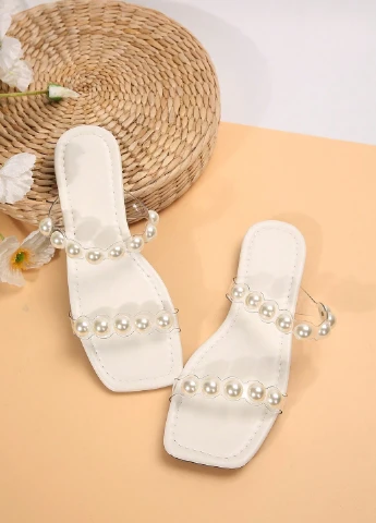 Белые шльопанцы SHEIN с бусинами