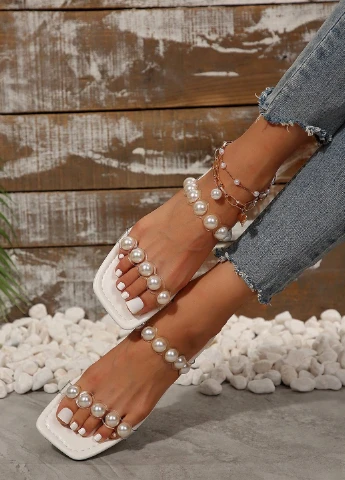 Белые шльопанцы SHEIN с бусинами