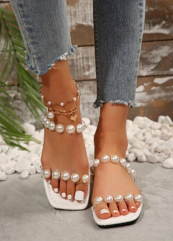 Белые шльопанцы SHEIN с бусинами
