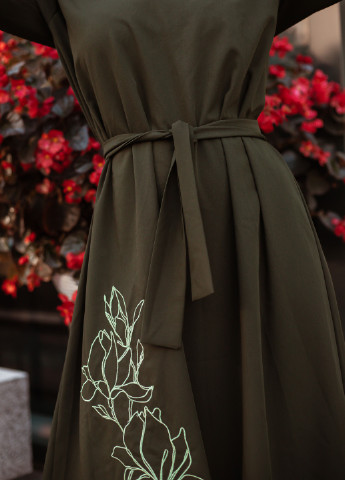 Темно-зелена кежуал сукня з вишивкою по низу кльош INNOE однотонна