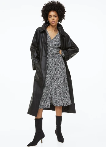 Черно-белое кэжуал платье на запах H&M с цветочным принтом