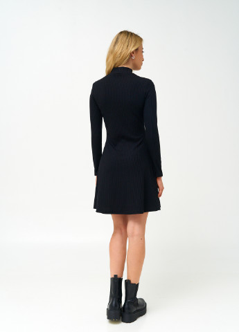 Черное кэжуал женское трикотажное мини платье - гольф платье-водолазка KASTA design однотонное