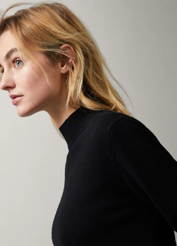 Черный демисезонный свитер Massimo Dutti