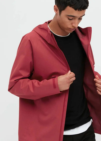 Червона демісезонна куртка Uniqlo