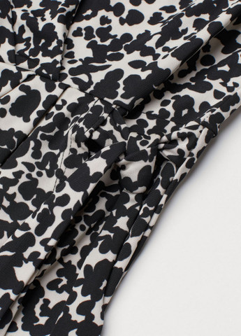 Чорно-білий кежуал сукня на запах H&M з абстрактним візерунком