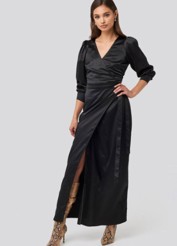 Черное коктейльное платье на запах NA-KD однотонное