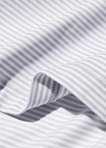 Светло-серая футболка Uniqlo