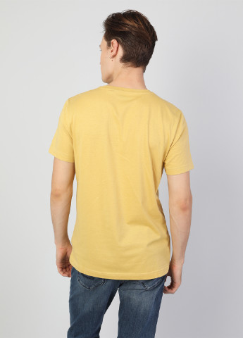 Желтая футболка Colin's