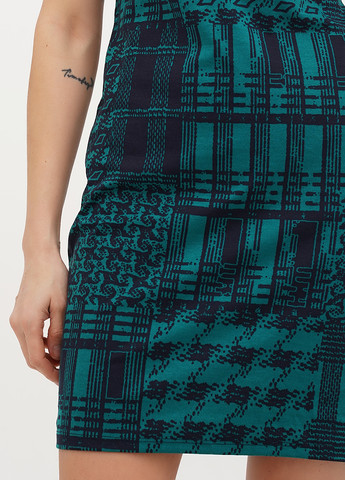 Зеленое кэжуал платье платье-футболка Dona с абстрактным узором