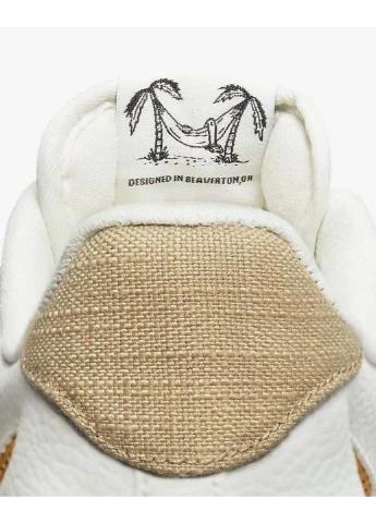 Белые демисезонные кроссовки Nike