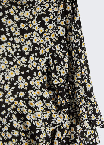 Черная кэжуал цветочной расцветки юбка Stradivarius на запах