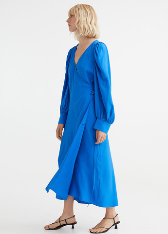 Светло-синее кэжуал платье на запах H&M однотонное