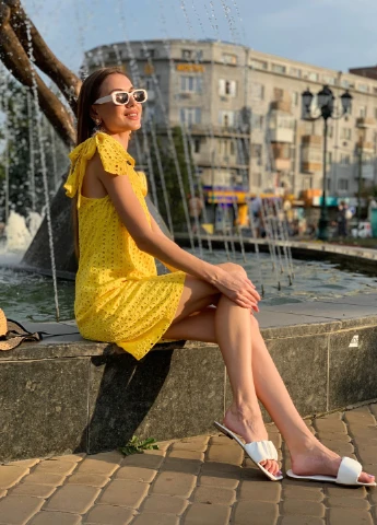 Жовтий кежуал сукня з прошви "beauty" жовте з відкритою спиною InRed з квітковим принтом