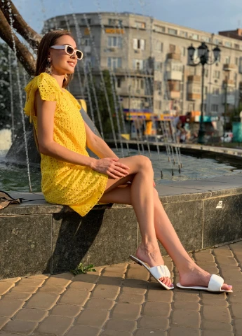Жовтий кежуал сукня з прошви "beauty" жовте з відкритою спиною InRed з квітковим принтом