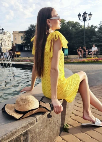 Жовтий кежуал сукня з прошви "beauty" жовте з відкритою спиною InRed з квітковим принтом