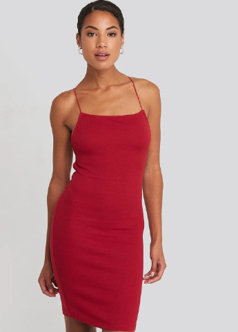 Червона коктейльна сукня з відкритою спиною, футляр NA-KD однотонна