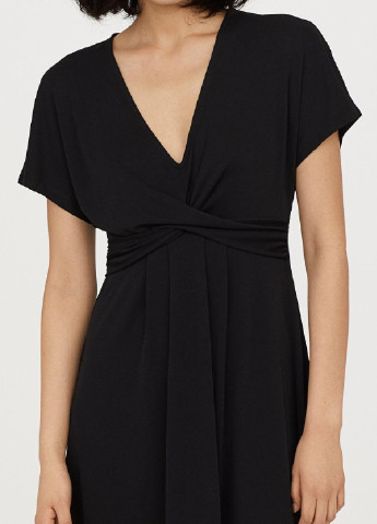 Черное коктейльное платье с драпировкой H&M однотонное