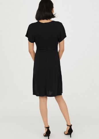 Чорна коктейльна сукня з драпіруванням H&M однотонна