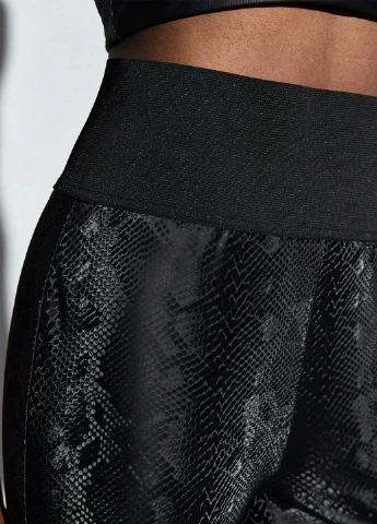 Черные демисезонные леггинсы SHEIN