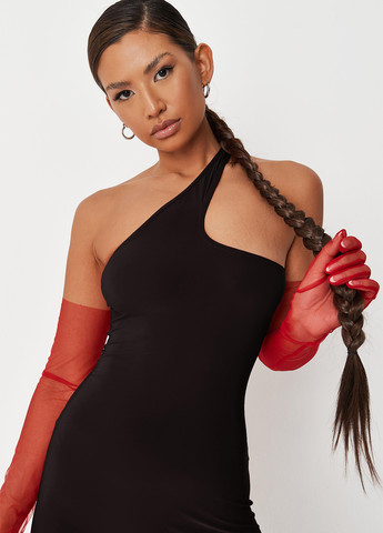Черное коктейльное платье с открытыми плечами Missguided однотонное