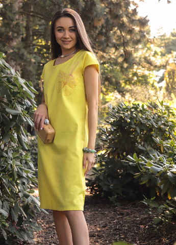 Желтое кэжуал платье платье-футболка INNOE бабочки