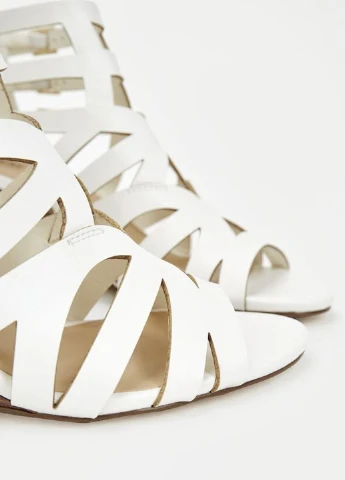 Белые босоножки JustFab с ремешком