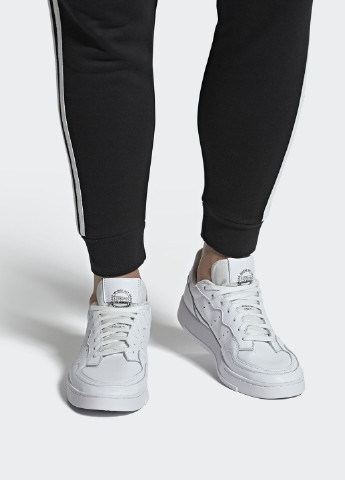 Белые всесезонные кроссовки adidas Supercourt