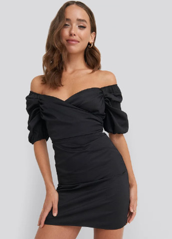 Черное кэжуал платье с открытыми плечами NA-KD однотонное