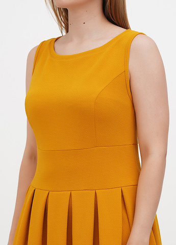 Горчичное кэжуал платье клеш Laura Bettini однотонное