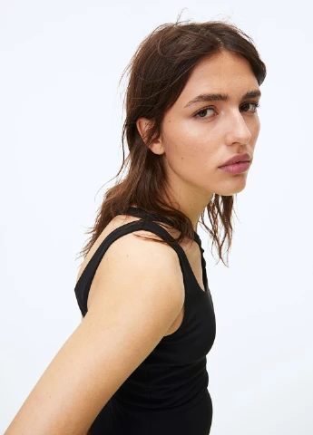 Черное кэжуал платье футляр, на одно плечо H&M однотонное