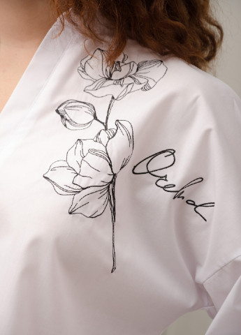 Белая демисезонная рубашка с авторской вышивкой на полочке INNOE Блуза