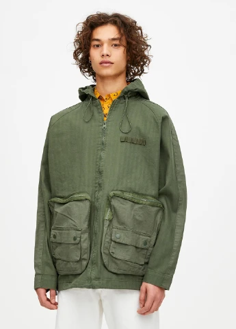 Оливкова (хакі) демісезонна вітровка Pull & Bear