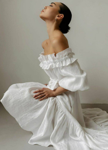 Белое повседневный платье с открытыми плечами Garna однотонное