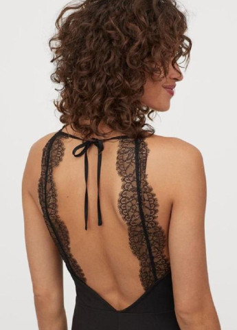 Черное коктейльное платье с открытой спиной H&M