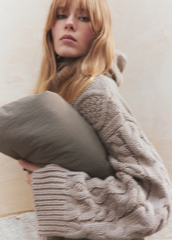 Бежевый зимний свитер H&M