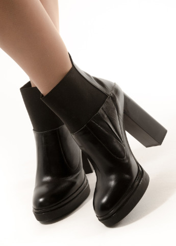 Черные демисезонная кожанные ботиночки на высоком каблуке в стиле челси INNOE Ботильоны