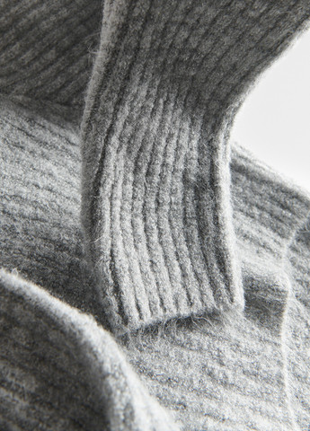 Серый демисезонный свитер Reserved