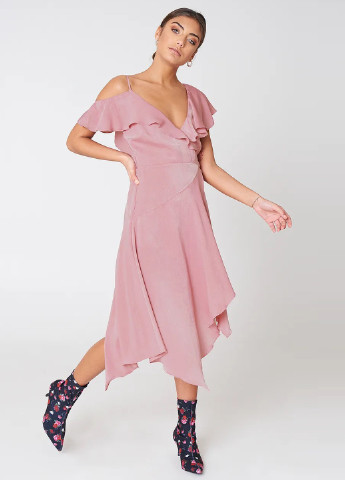 Розовое кэжуал платье с открытыми плечами, на запах NA-KD однотонное