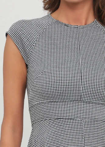 Черно-белое деловое платье H&M в клетку