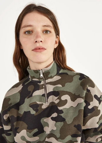 Комбинированный свитшот Bershka камуфляжный без декора (252198291)