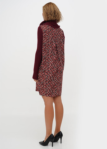 Бордова кежуал сукня Sassofono з абстрактним візерунком